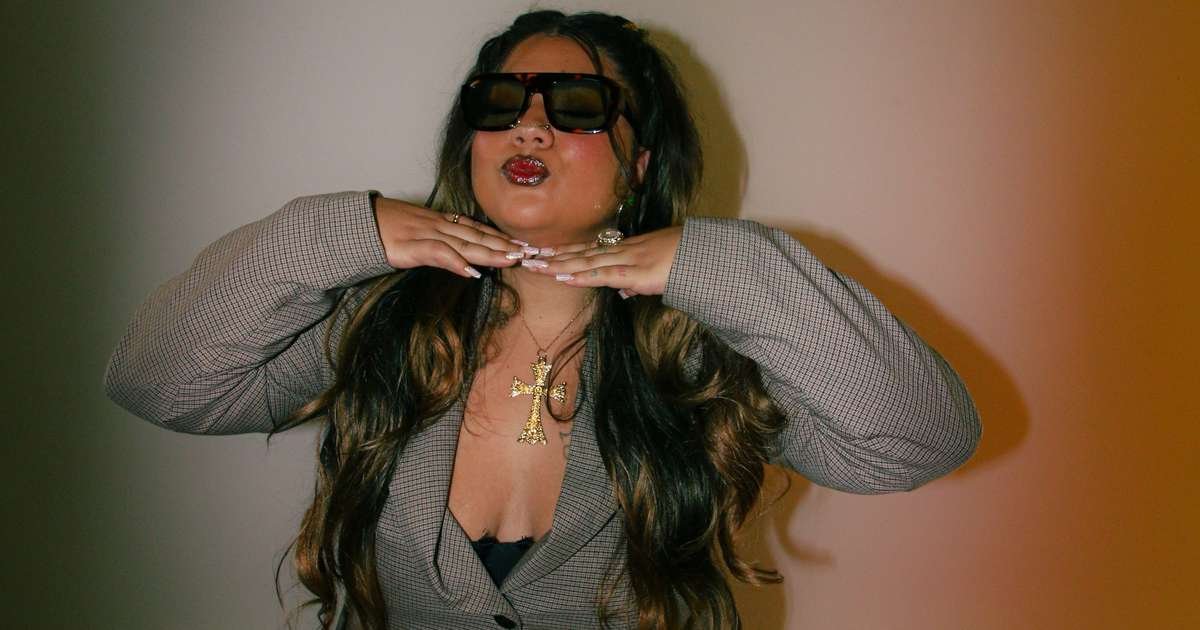 Mac Júlia traz a batida para o centro da narrativa no álbum ‘Segue o Baile’