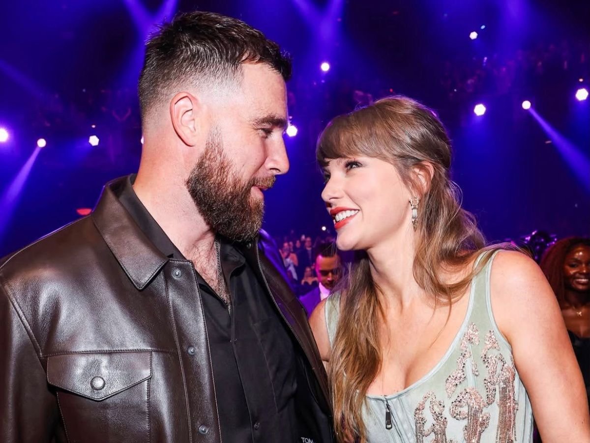 Taylor Swift exibe anel de noivado durante performance de RAYE no IHeartRadio Music Awards 2026