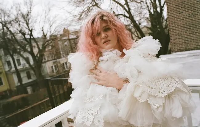 Grace Ives Lança Novo Álbum ‘Girlfriend’