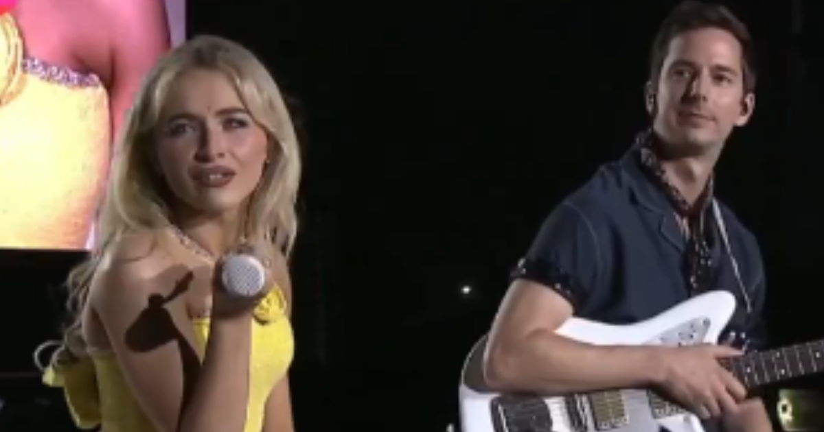 Sabrina Carpenter Reflete Sobre Elogios do Público em Apresentação