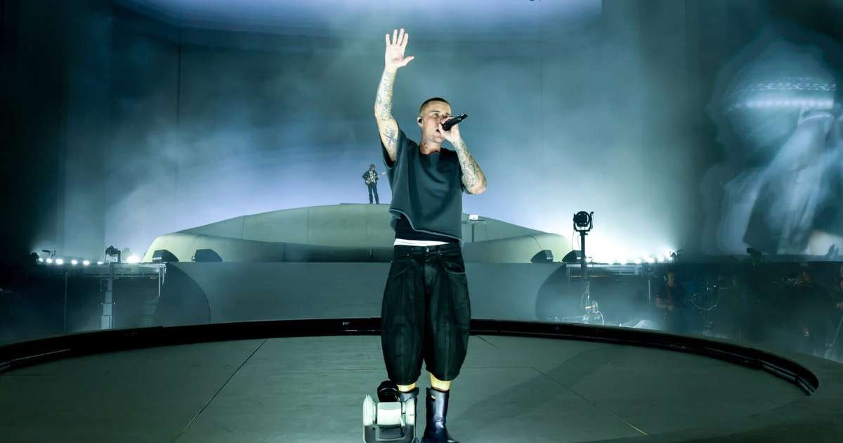 Justin Bieber Atrai Multidão para Show Caótico no Coachella 2026