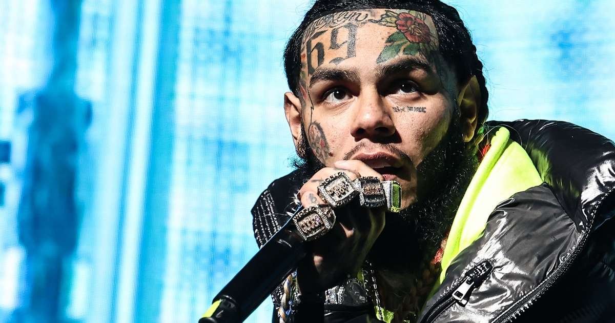 6ix9ine Celebra Liberdade com Brinquedo do Bob Esponja Autografado por Maduro 6ix9ine Celebra Liberdade com Brinquedo do Bob Esponja Autografado por Maduro