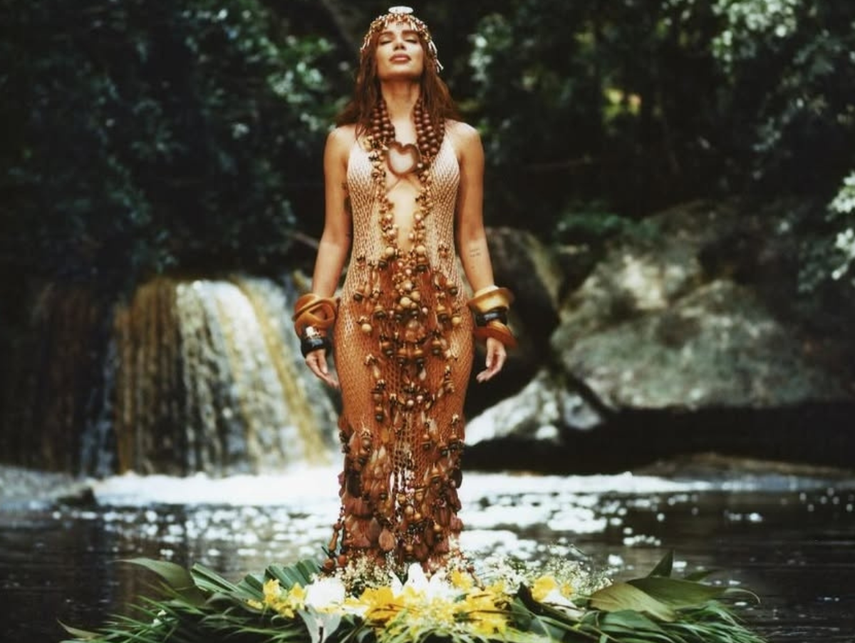 Anitta apresenta três capas para novo álbum e gera debate entre fãs