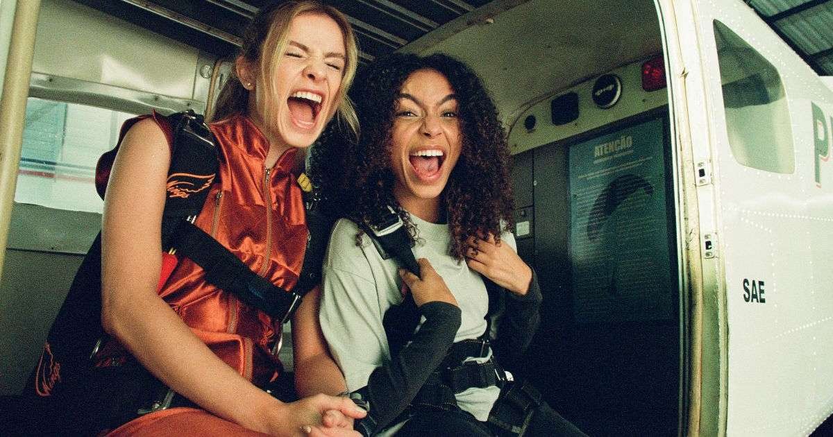 As Dez Vantagens de Morrer Depois de Você: Filme com Any Gabrielly e Giulia Be Revela Cartaz Oficial