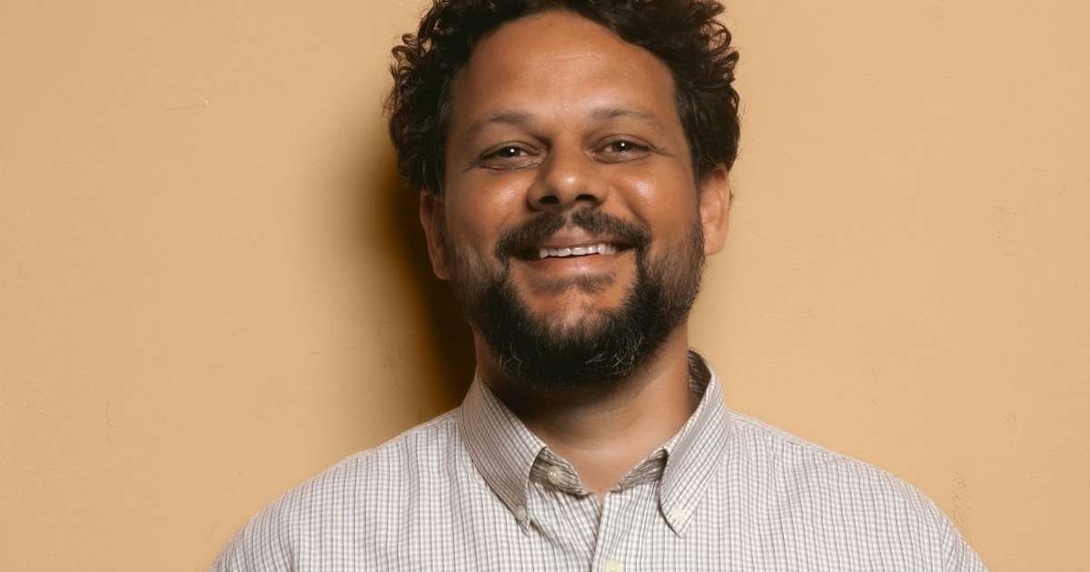 Marcos Almeida Inova com a Mistura de Indie, Brega e Calypso em ‘Vai Ser Criança’