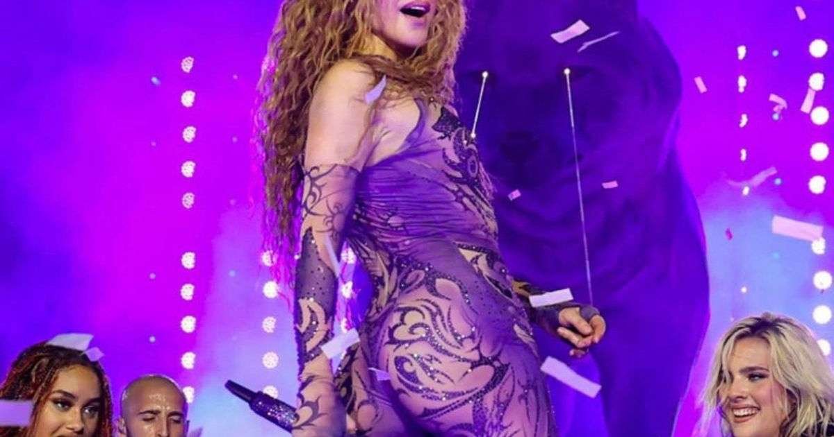 Shakira e Seu Figurino Brasileiro em Copacabana