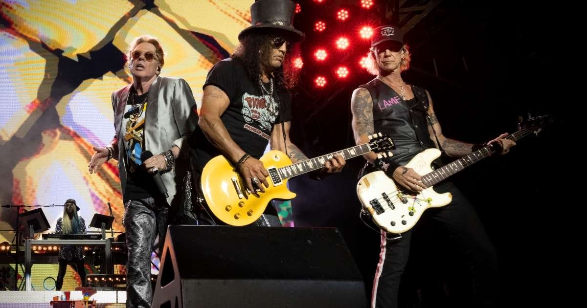 Torcida do Remo Homenageia Guns N’ Roses com Mosaico Antes do Show em Belém