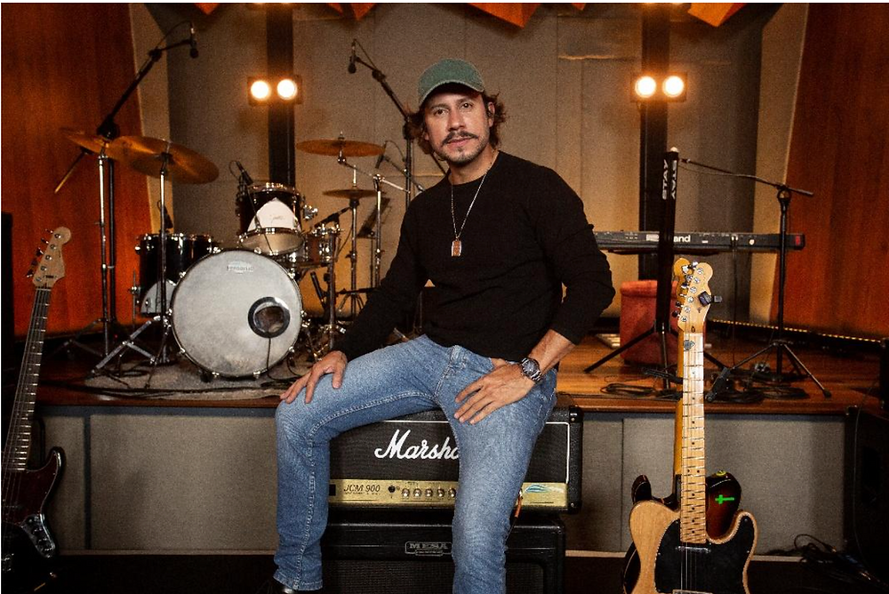 Max Oliver transforma liberdade em música no single “Meus Braços”