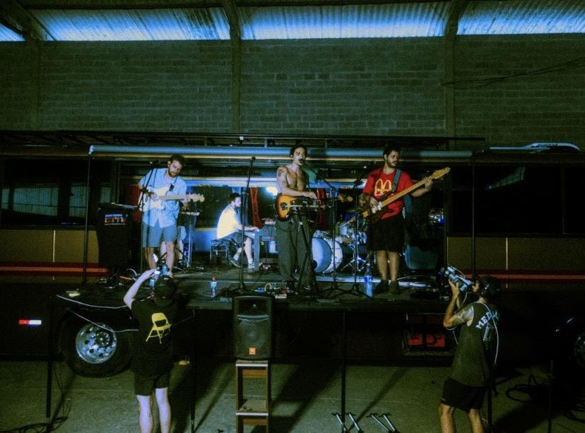 Jovem Dionísio Lança Álbum ‘Migalhas’ e Anuncia Turnê Itinerante Jovem Dionísio Lança Álbum ‘Migalhas’ e Anuncia Turnê Itinerante