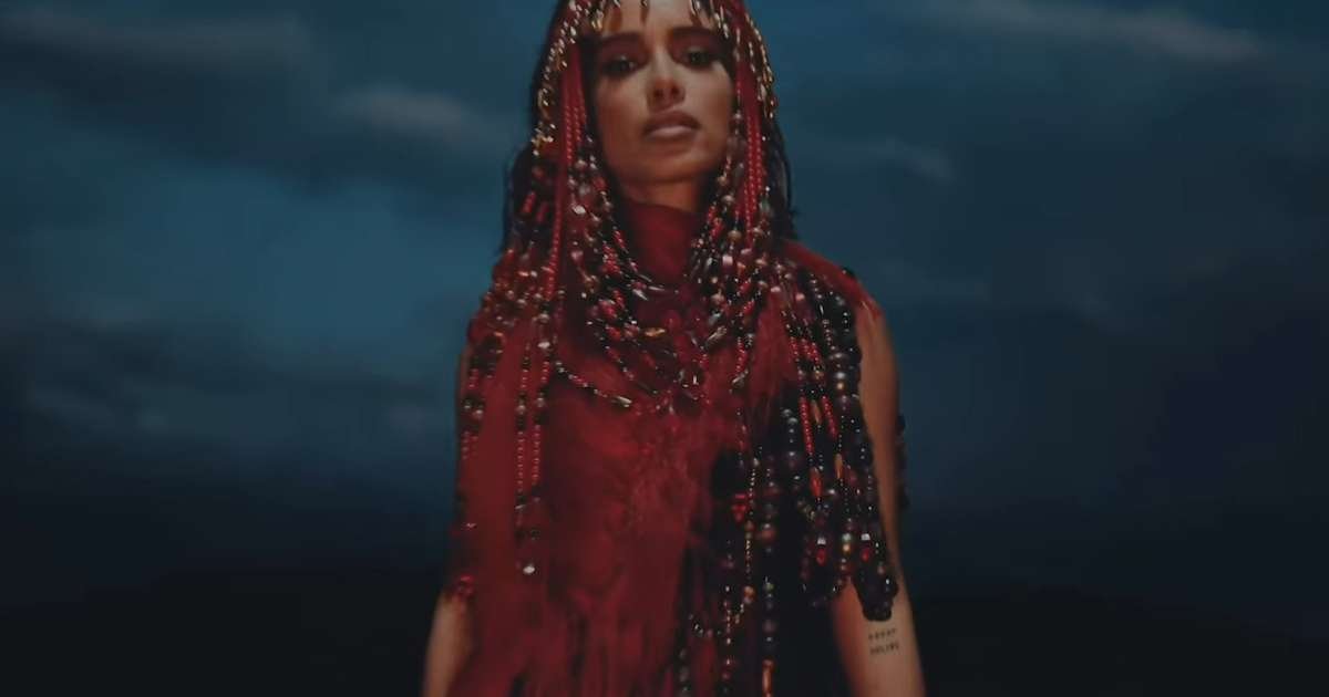 Shakira não está no vídeo de ‘CHOKA CHOKA’: Anitta explica o porquê