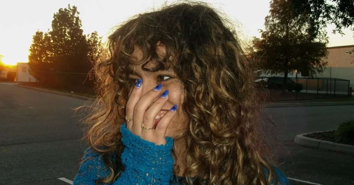 Quem é Bella Kay, a nova sensação do pop rock com a música ‘iloveitiloveitiloveit’?