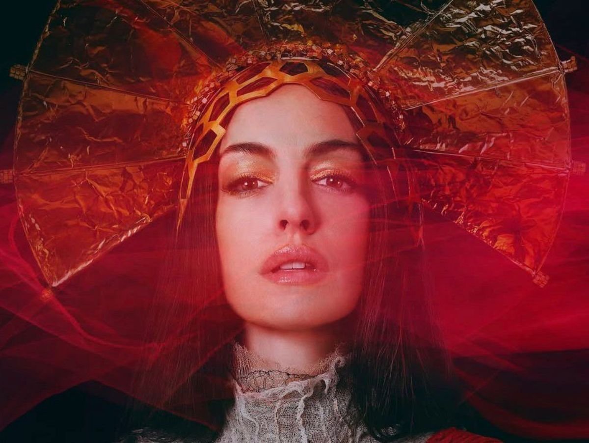 Anne Hathaway Lança Segundo Single e Novo Trailer de ‘Mother Mary’