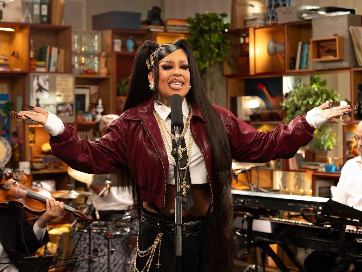 Tiny Desk Brasil recebe Gloria Groove: Artista traz hits como ‘Vermelho’ e ‘Leilão’