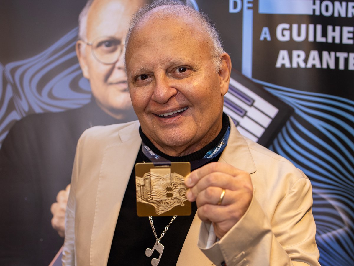 Guilherme Arantes Recebe Medalha UBC em São Paulo e Celebra 50 Anos de Carreira com Sucessos