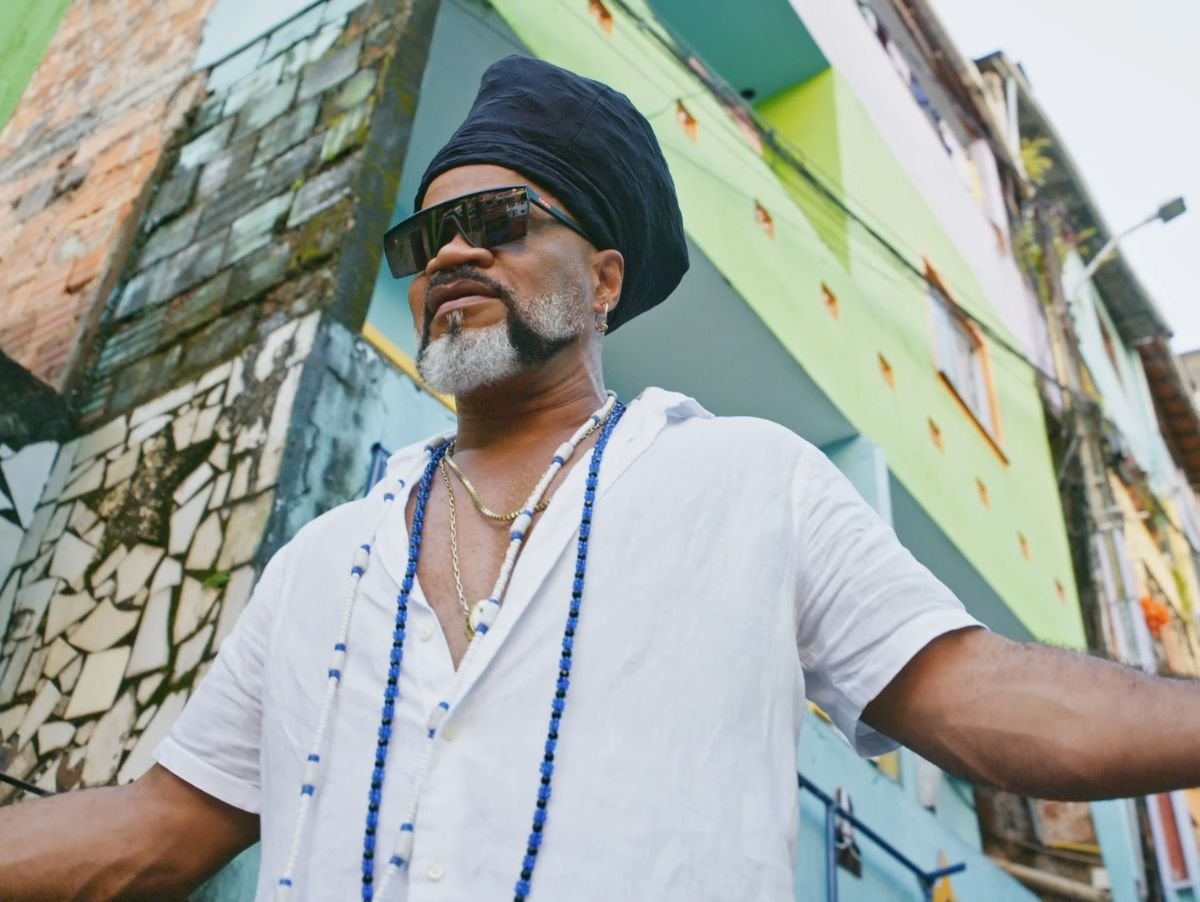 Carlinhos Brown: Rejeição e Celebração da Percussão Brasileira em Documentário Inédito
