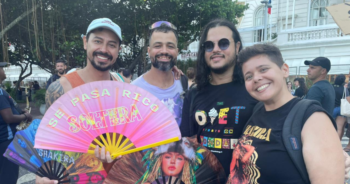 Fãs de Shakira Pedem ‘Mama África’, de Chico César, em Show em Copacabana