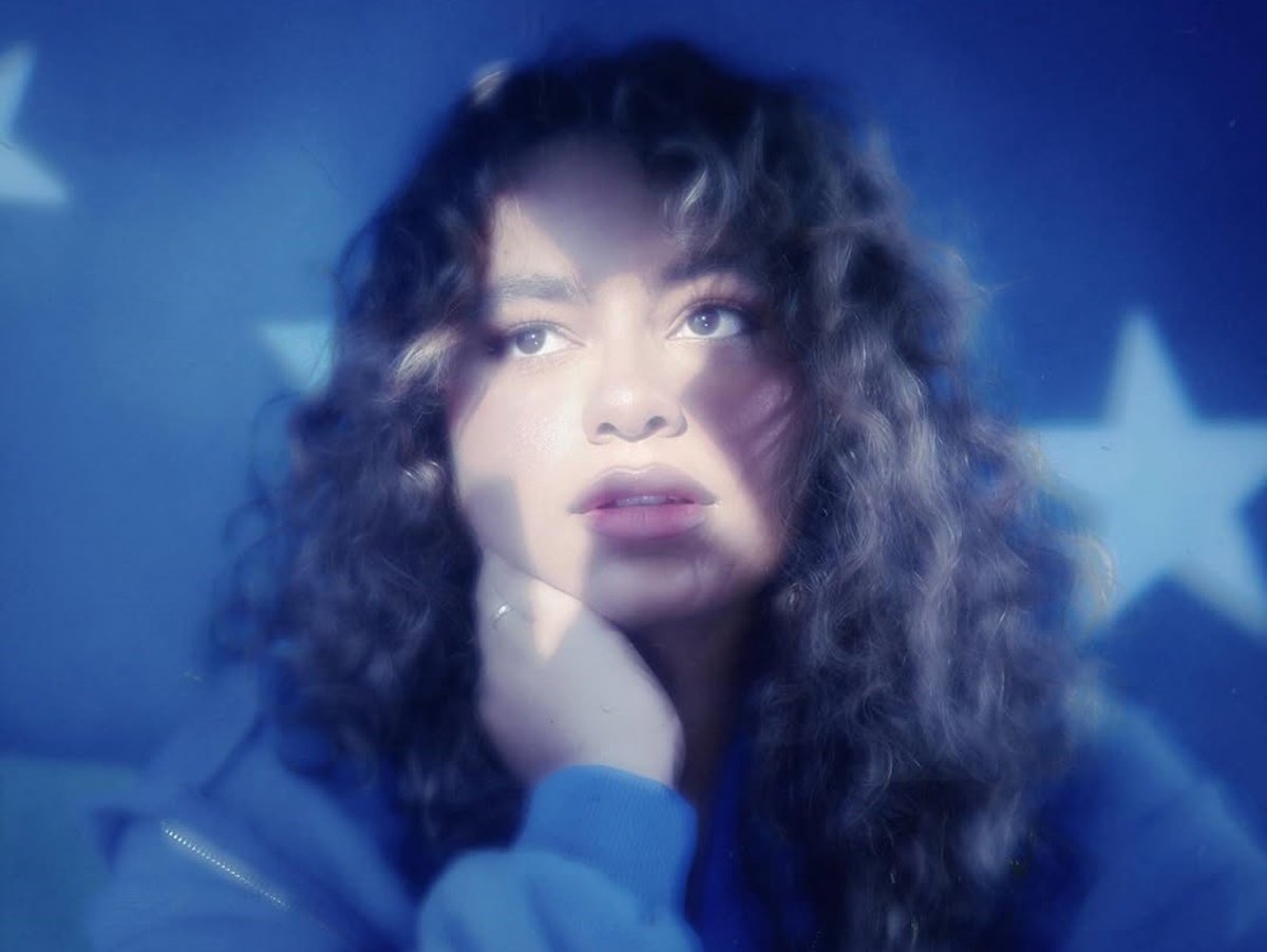 Quem é Bella Kay, a nova sensação do pop rock com ‘iloveitiloveitiloveit’?