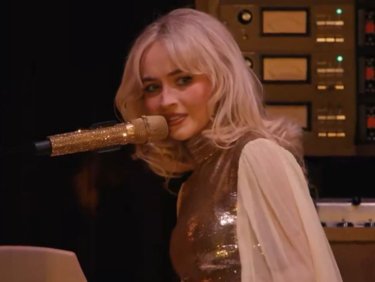 Sabrina Carpenter é Criticada por Interação com Fã no Coachella 2026 Sabrina Carpenter é Criticada por Interação com Fã no Coachella 2026