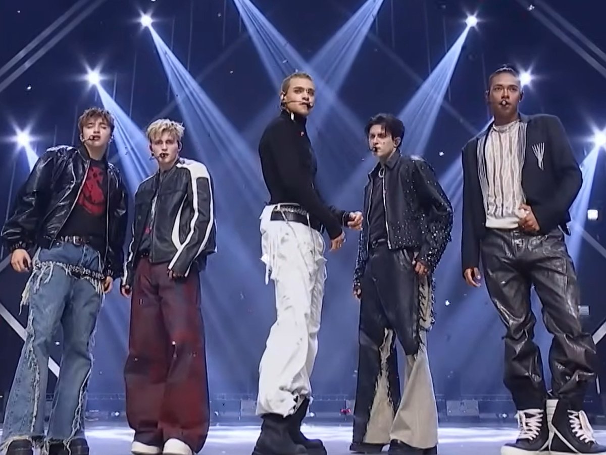 Santos Bravos: Apresentação na Coreia Gera Debates sobre Racismo e Preconceito Estético