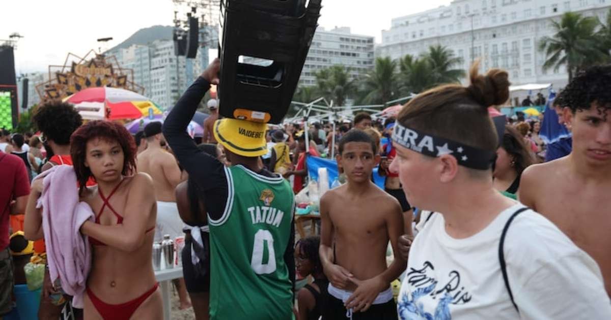 Shakira no Rio: Vendedores Cobrando R$ 50 por Banquinhos de Plástico e Itens Mais Vendidos