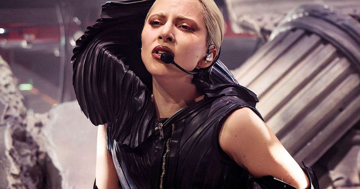 Lady Gaga Encena Funeral em Evento de Lançamento de ‘MAYHEM’