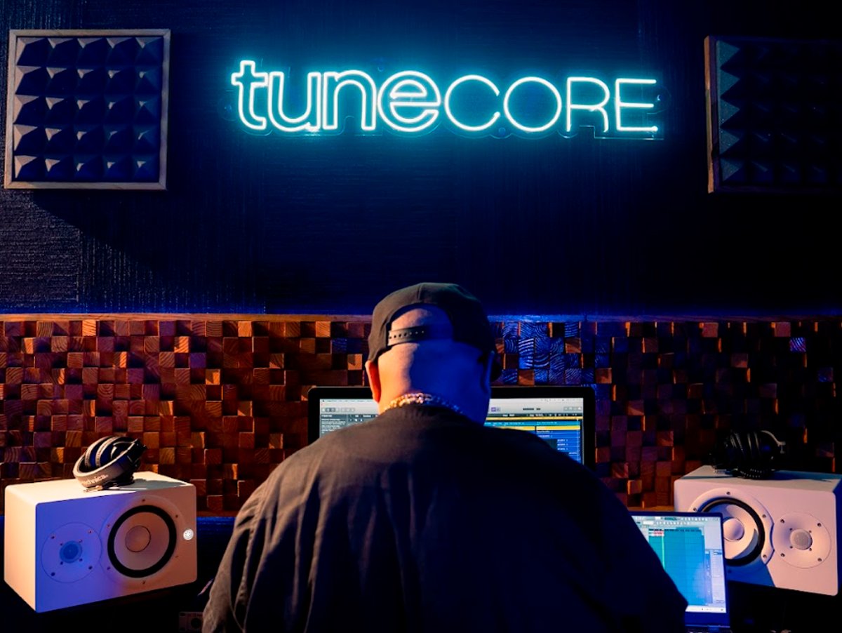 TuneCore Bloqueia Faixas de IA: A Disputa da Believe Contra Estúdios Piratas