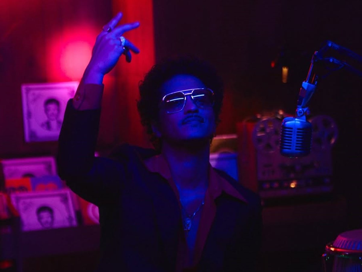 Bruno Mars perde o reinado de artista mais ouvido do Spotify para Justin Bieber