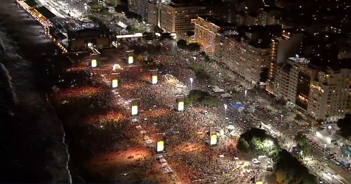 Multidão se Reúne na Praia de Copacabana para o Megashow de Shakira Multidão se Reúne na Praia de Copacabana para o Megashow de Shakira