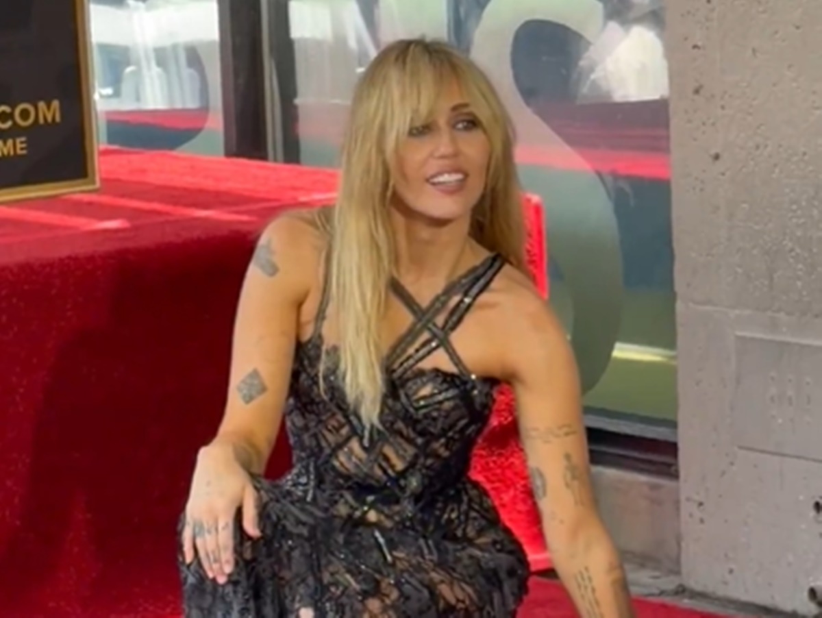 Fãs se chateiam com Miley Cyrus em evento de posse de estrela na Calçada da Fama