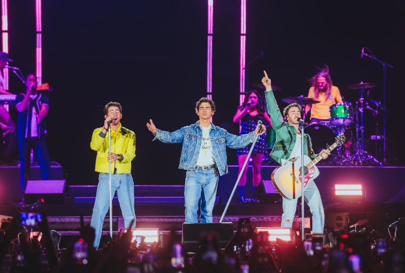 Jonas Brothers Encanta Fãs em Show Memorável em São Paulo