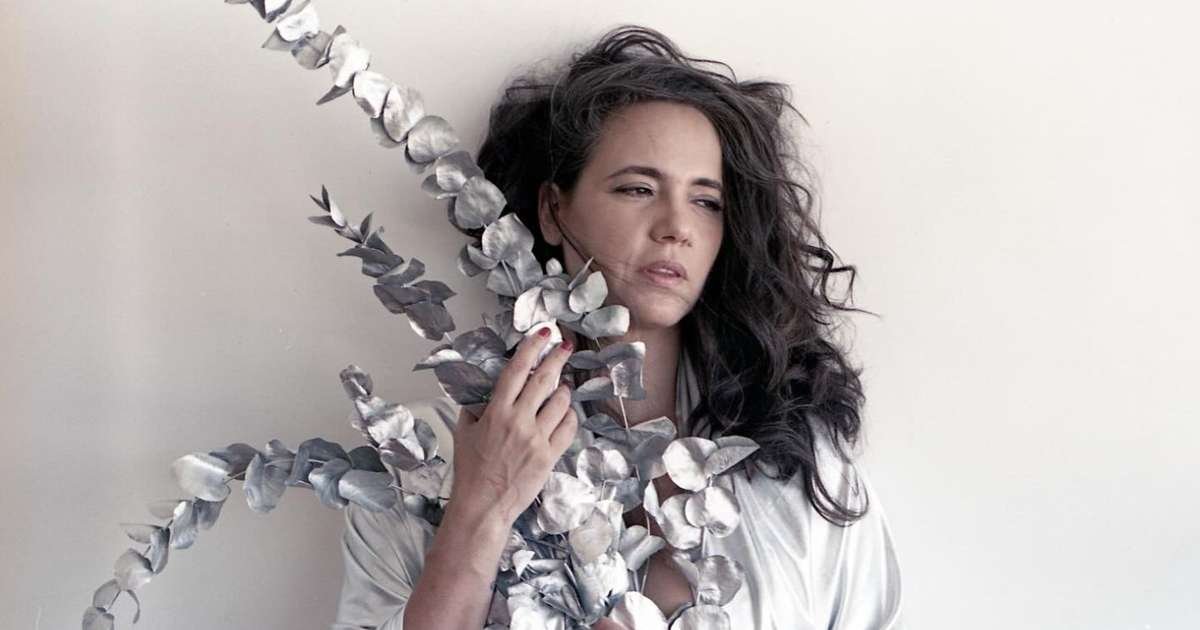 Tiê Transforma Cansaço em Arte no Álbum ‘Esgotada’
